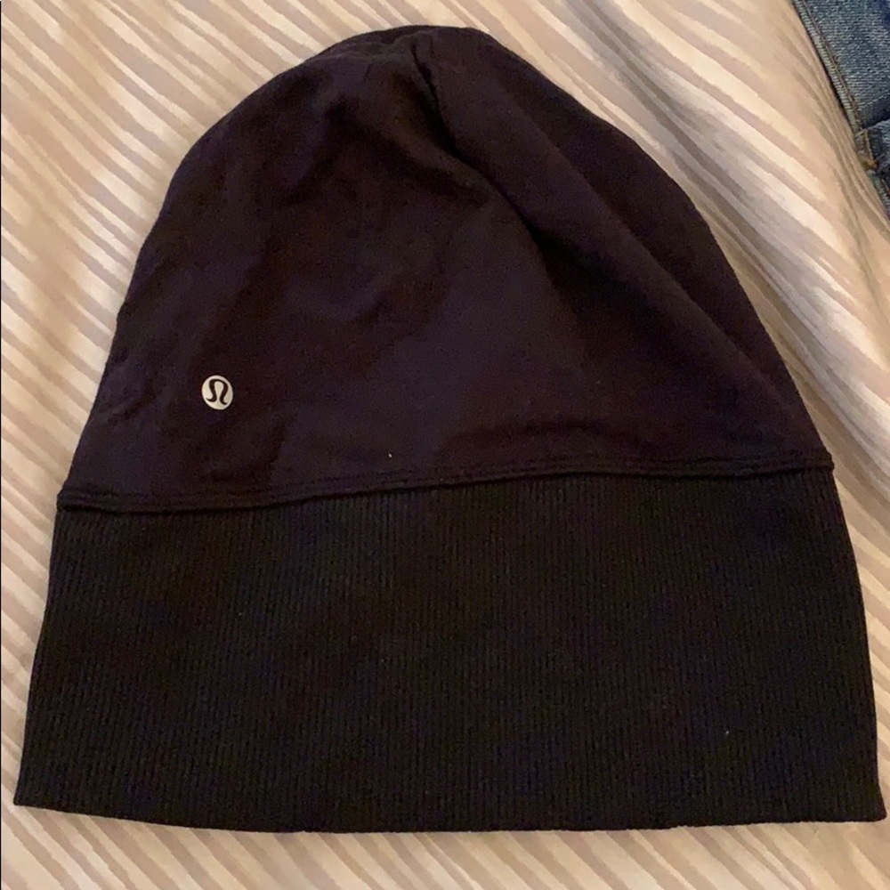 Black lululemon skull cap with pony tail opening